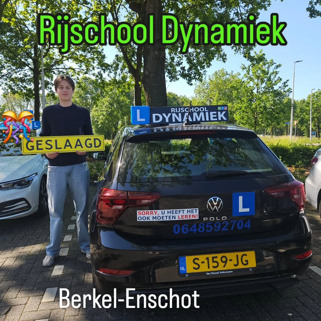 Een geslaagde leerling staat naast een lesauto met een 'GESLAAGD' bord in Berkel-Enschot