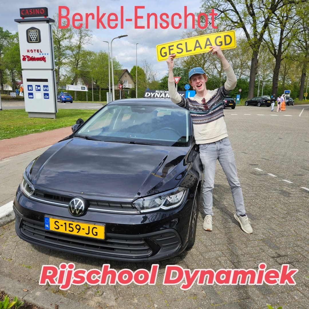 Geslaagde leerling toont zijn geslaagd bord bij de lesauto van Rijschool Dynamiek