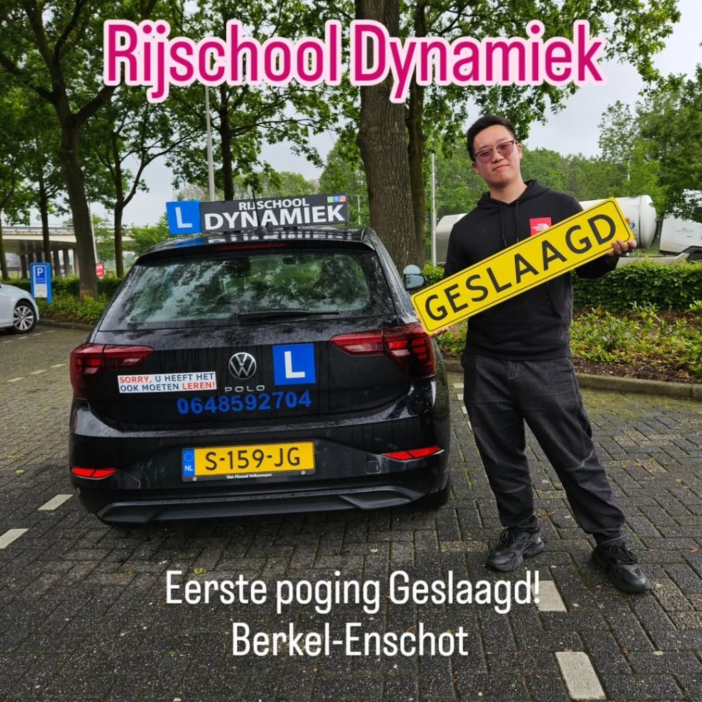 #RijschoolDynamiek #rijbewijs #rijschool #rijles #rijbewijstilburg Een geslaagde leerling toont een geslaagd-bord bij de lesauto van Rijschool Dynamiek
